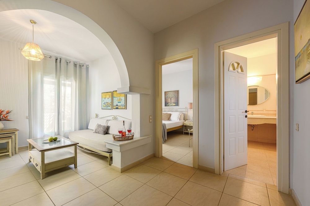 Grande 2 Room Partial Sea View photo 3