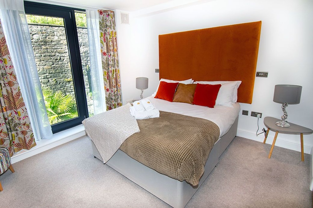 Standard Room, 1 King Bed, Courtyard View photo 3