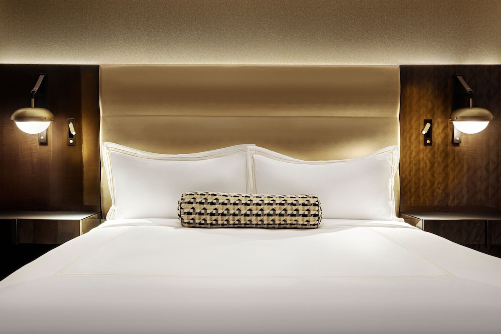 Room, 1 King Bed (Mobility Accessible, Roll-in Shower) photo 1