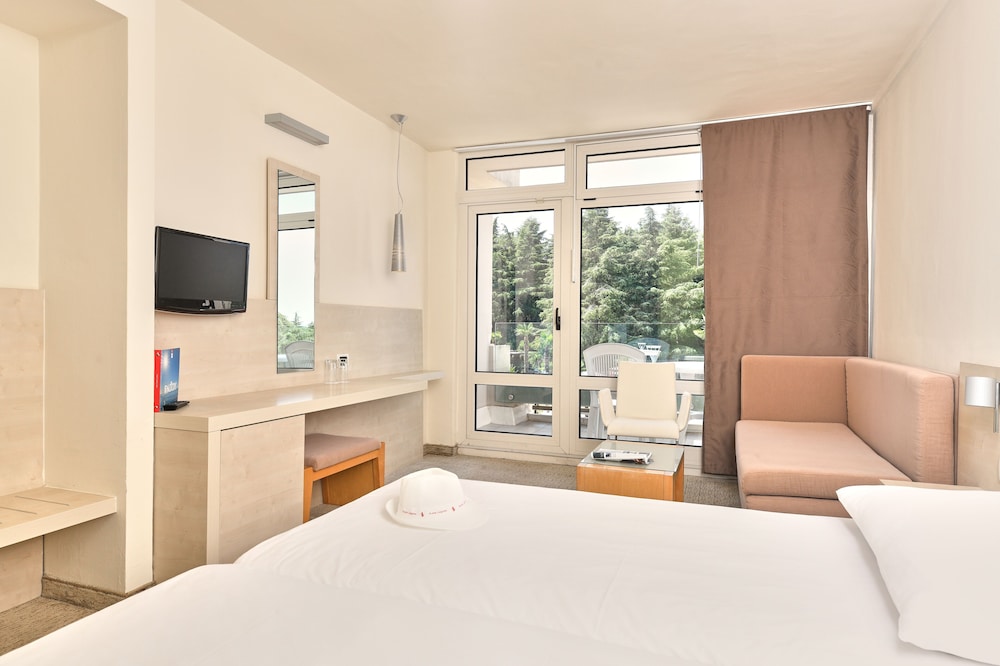 Superior Room with Balcony, Sea view (extra bed) photo 3