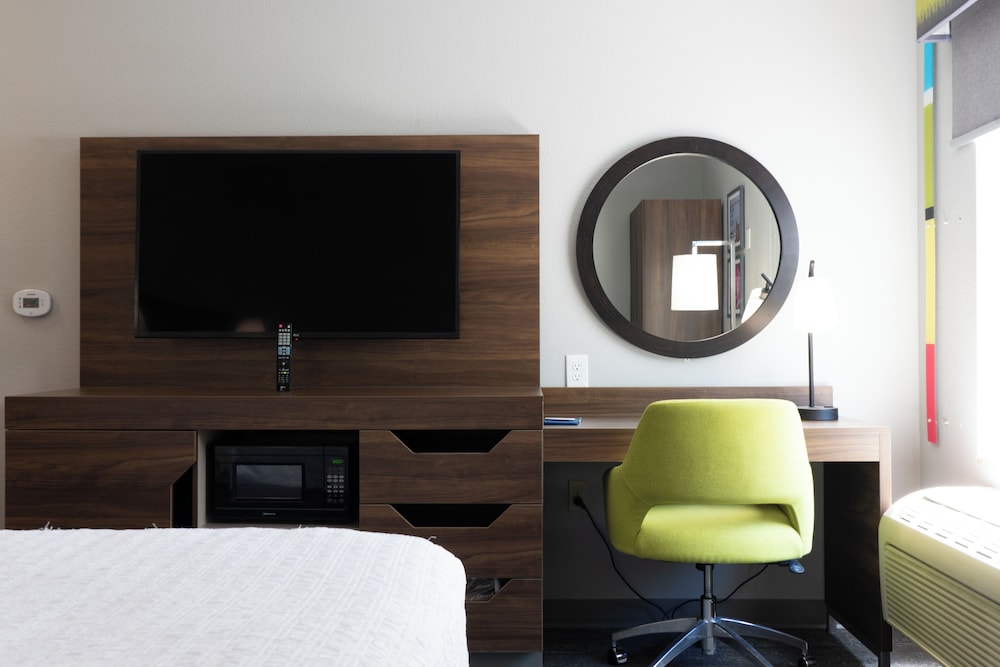 Room, 1 King Bed, Accessible photo 2