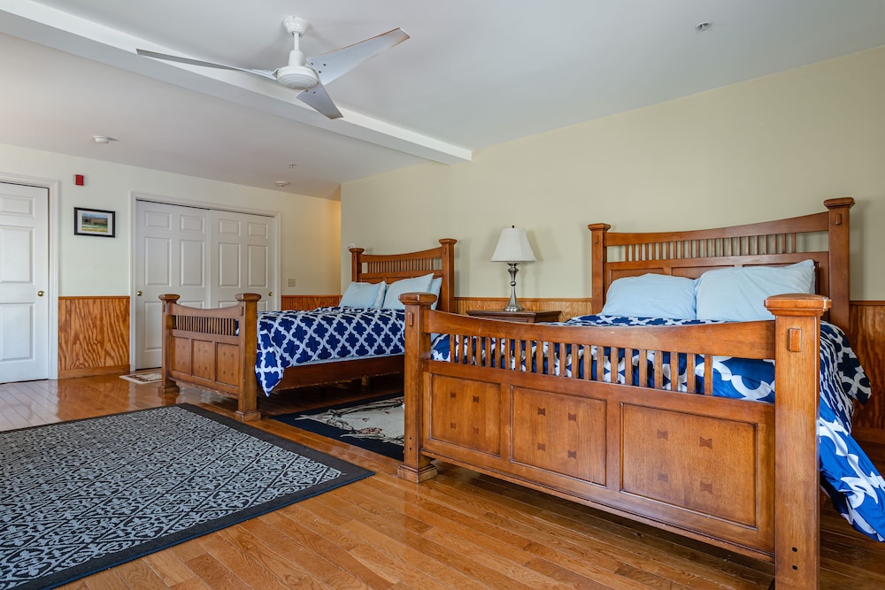 Room 2: Two Queen beds, private bath. photo 3