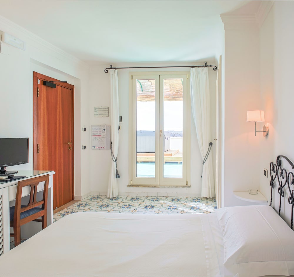 Deluxe Room (External Jacuzzi) - Photo 3