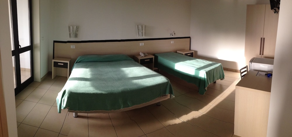 Basic Triple Room, Non Smoking, Ensuite - Photo 3