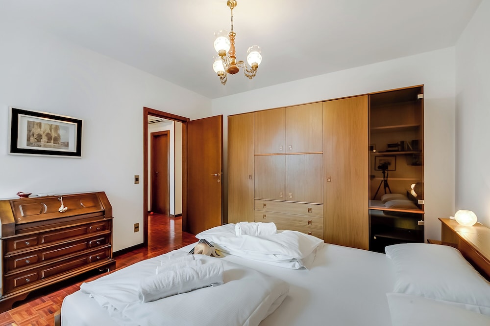 Family Apartment, Multiple Bedrooms, Lakeside (Dora)