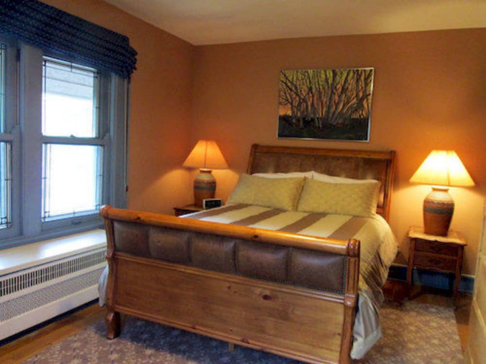 Economy Double Room, Ensuite (Tennessee Williams)