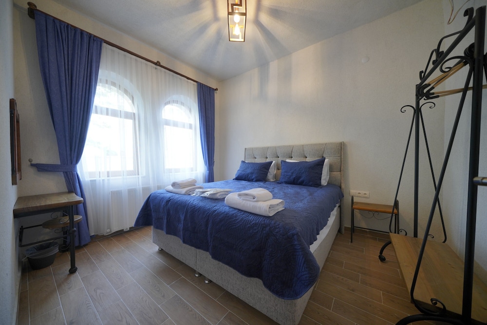 Deluxe Art Double Room With Balcony (Garden View) - Photo 1