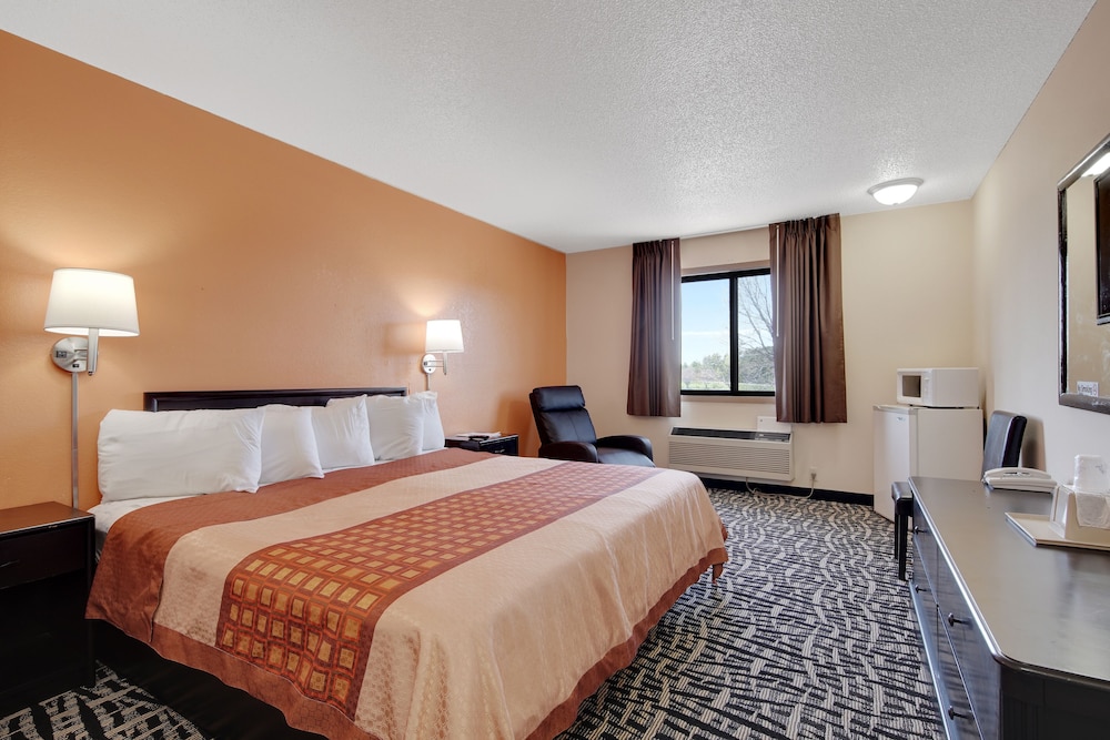 Room, 1 King Bed, Non Smoking, Refrigerator & Microwave photo 1