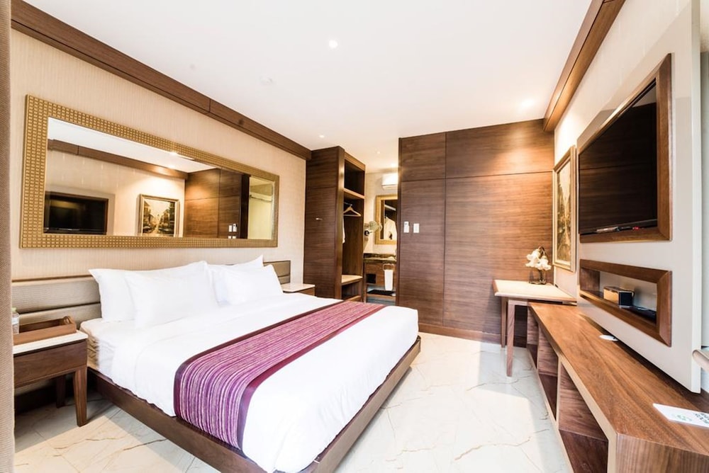 Deluxe King Room - Photo 3