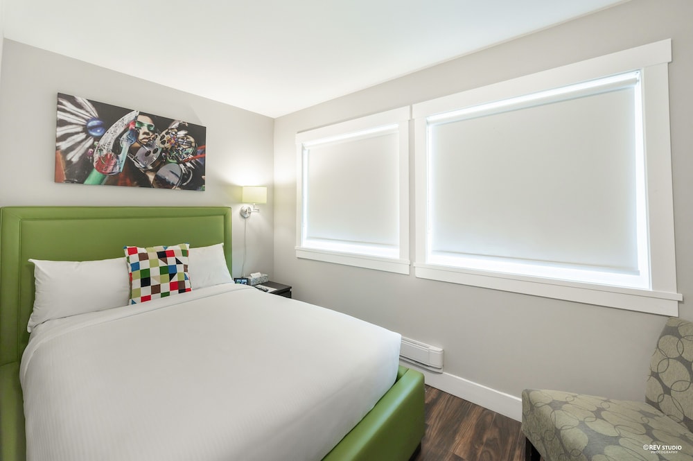 Deluxe Room, 1 Double Bed with Fridge, Microwave photo 3