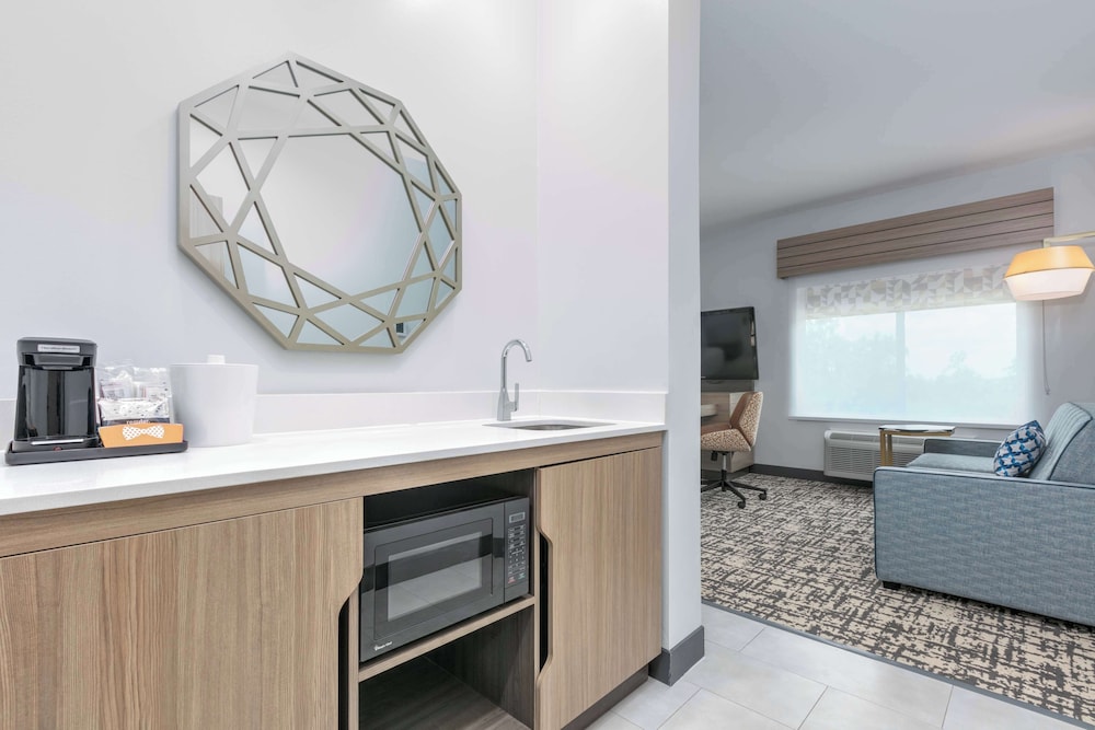 Studio, 1 King Bed, Refrigerator & Microwave (Wet bar) - Photo 1