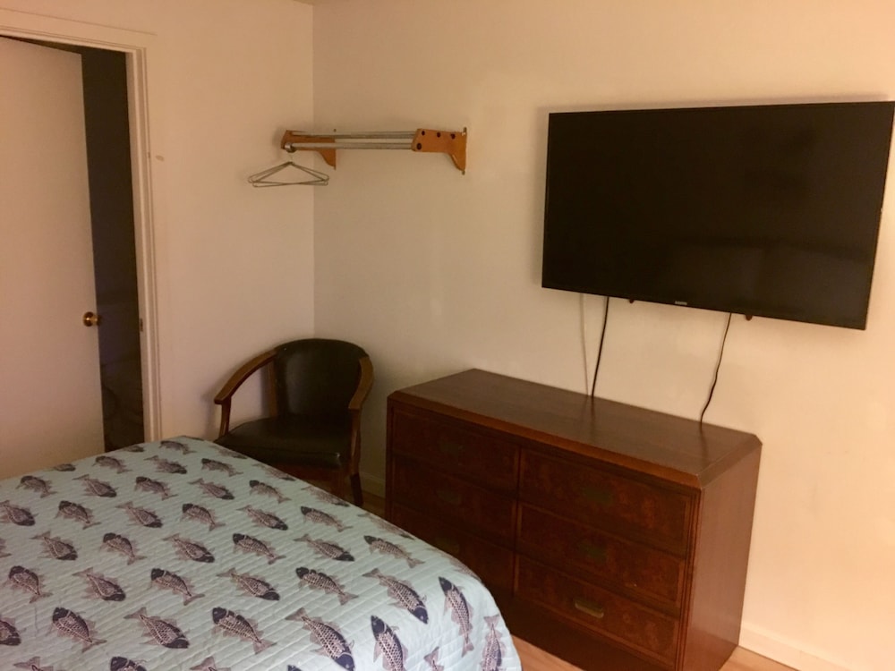 Economy Room, 1 Queen Bed, Non Smoking, Pool View photo 3