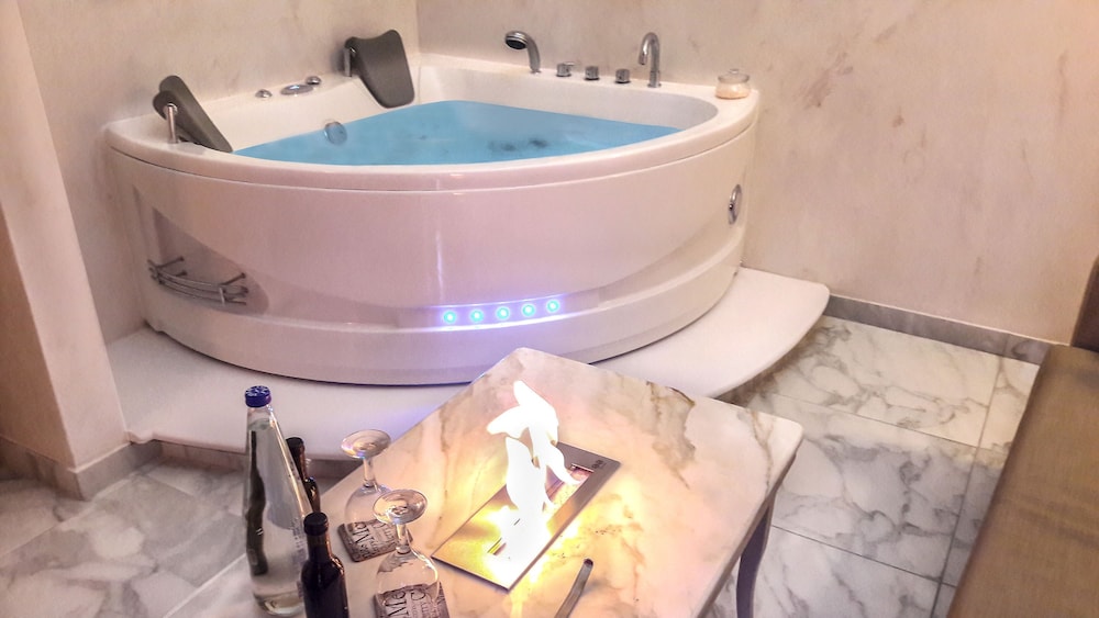 Infinity Suite Sea View with Sauna, Table, Fireplace & Indoor Jetted Tub photo 3