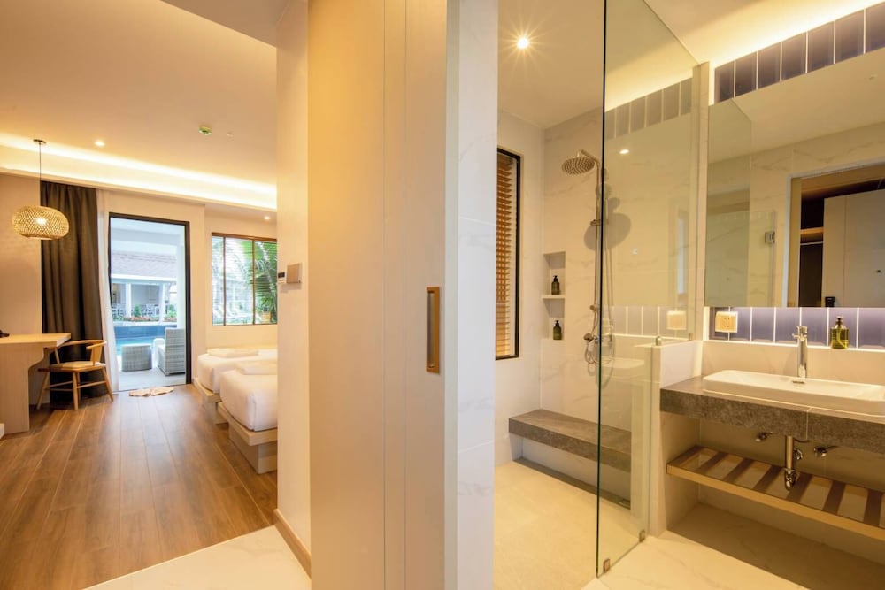 Deluxe Pool Access - Double - Photo 5