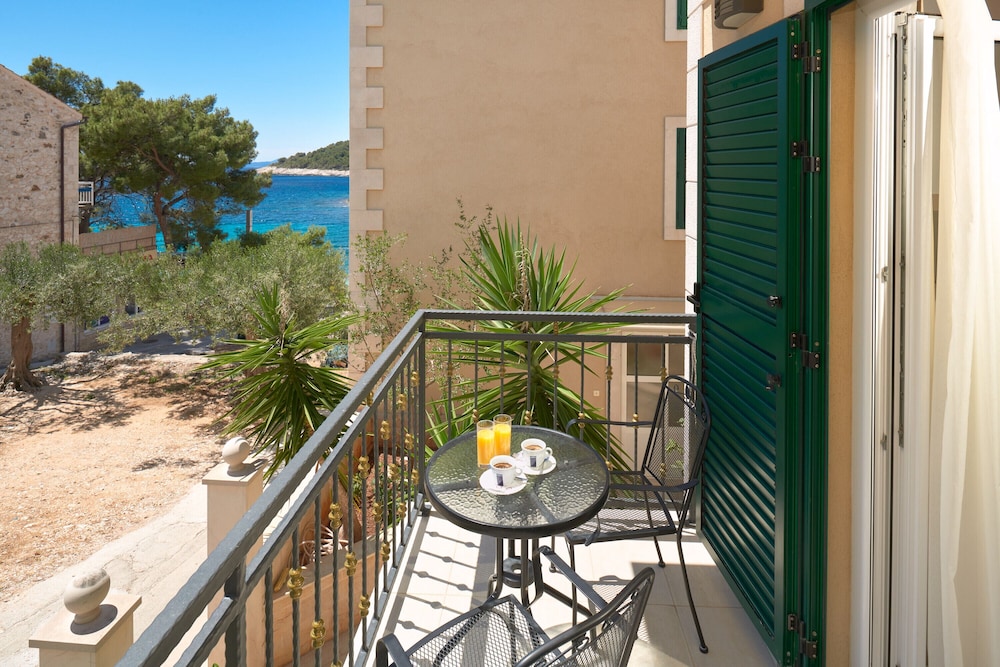 Standard Double Room, 1 Double Bed, Balcony, Partial Sea View