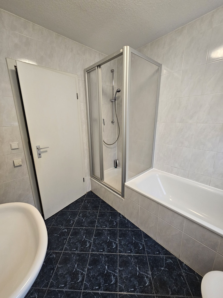 Basic Twin Room, Shared Bathroom, Courtyard View (Budget Zwei-Bett-Zimmer) photo 2