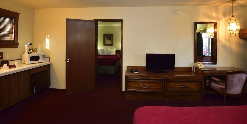 Deluxe Room, 1 King Bed photo 2