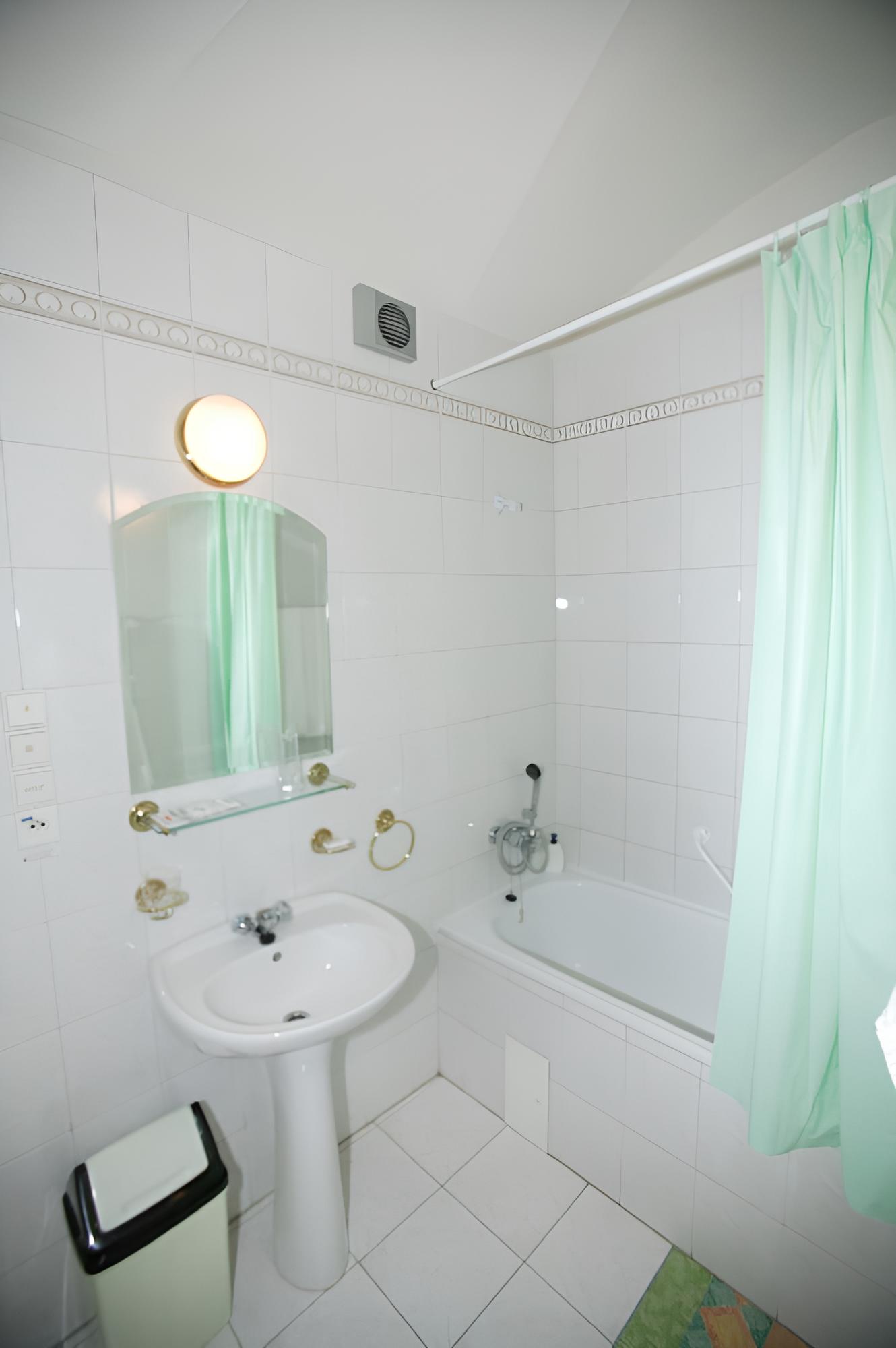 Classic Triple Room, 1 Bedroom, Refrigerator, City View photo 3