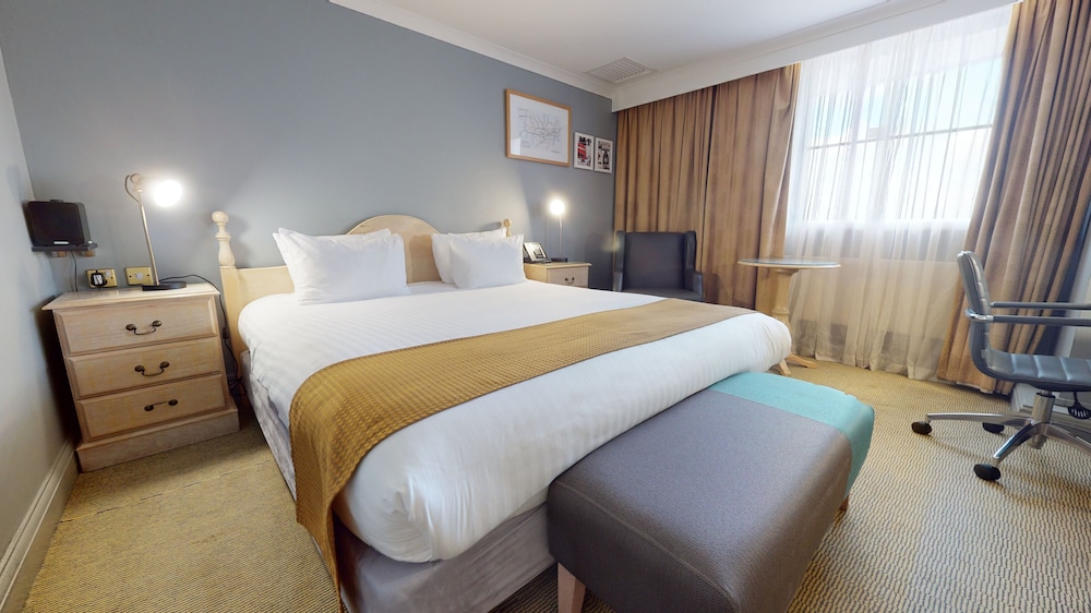 Suite, 1 King Bed, Corner - Photo 3