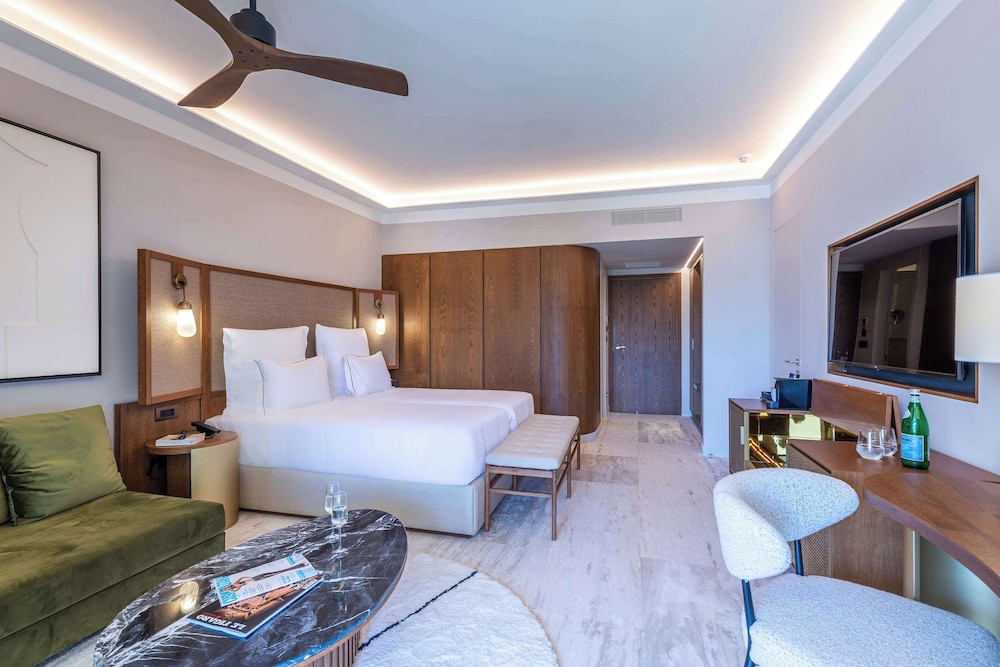 Junior Suite, 1 King Bed, Garden View (Pool)