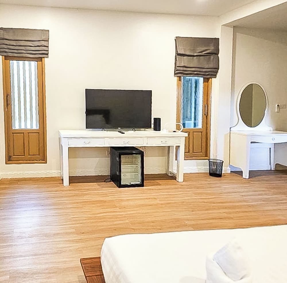 Deluxe Room with Bathtub - Photo 14