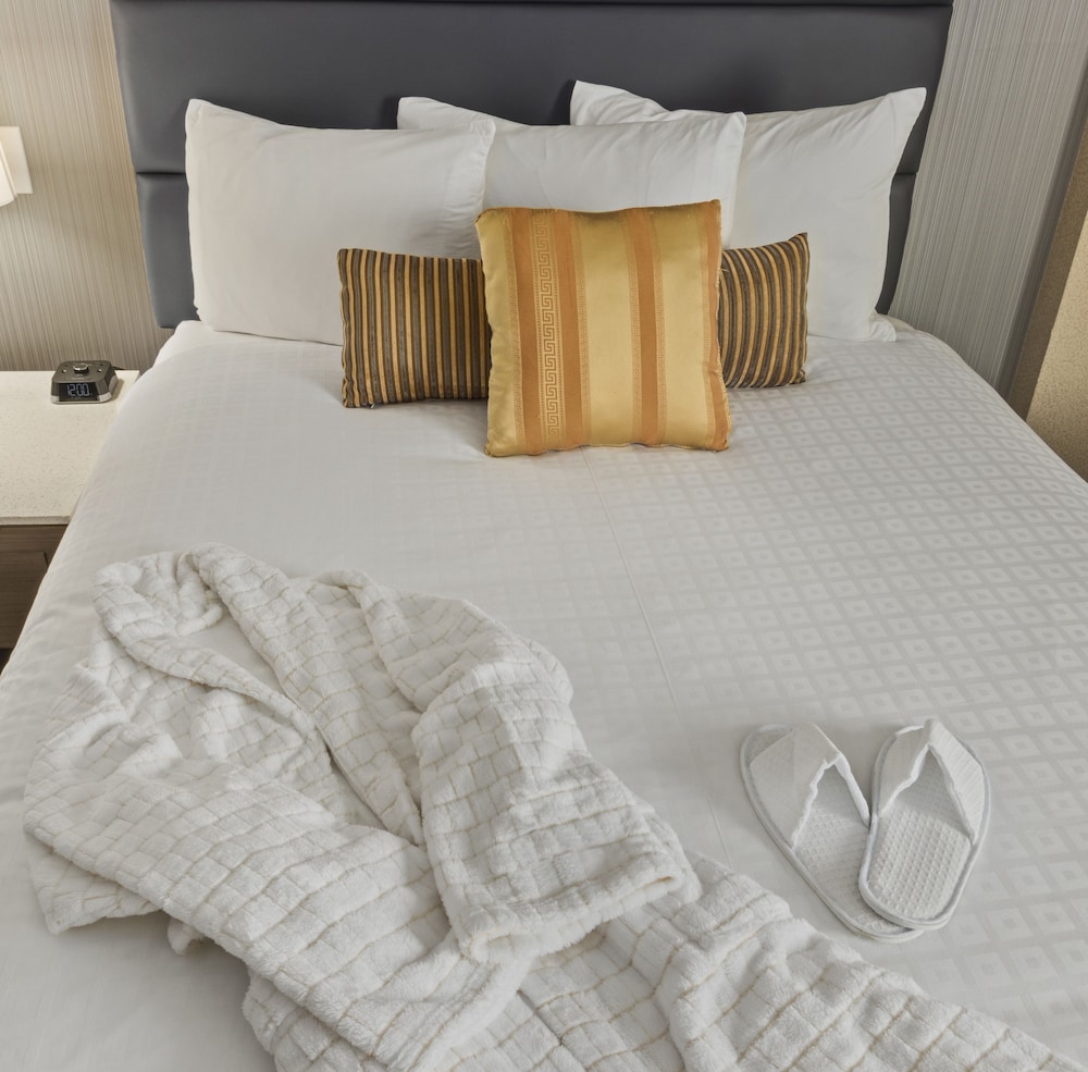 Elite Suite, 1 King Bed with Sofa bed, Non Smoking, Refrigerator & Microwave (with Sofabed) - Photo 2