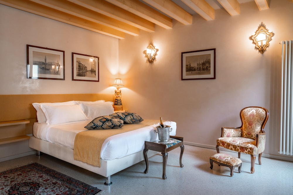 Superior Suite, Ensuite photo 2