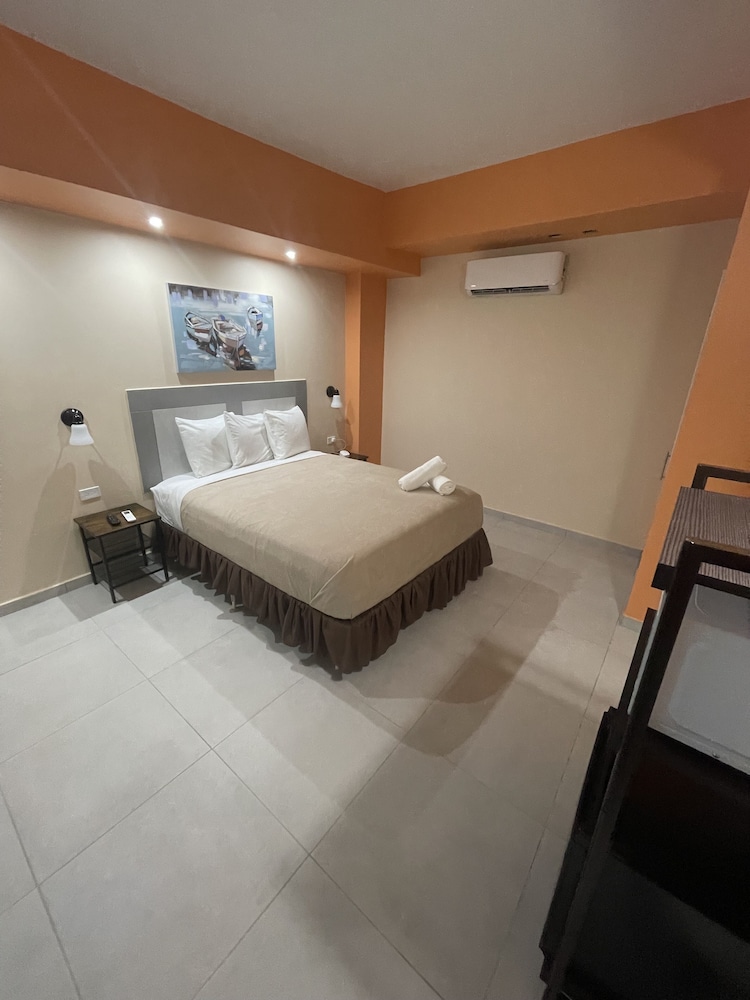 Basic Room, 1 Queen Bed photo 2
