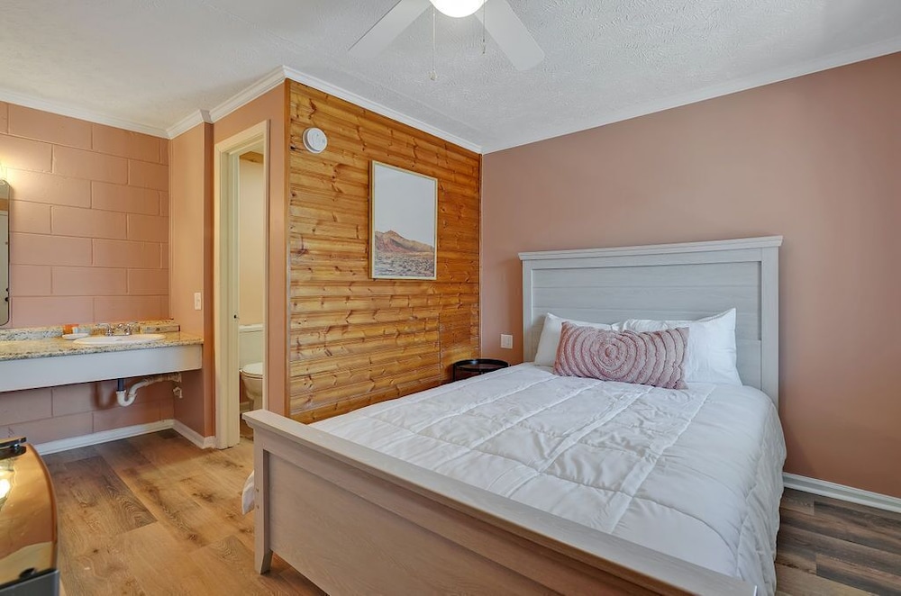 Queen Room photo 1