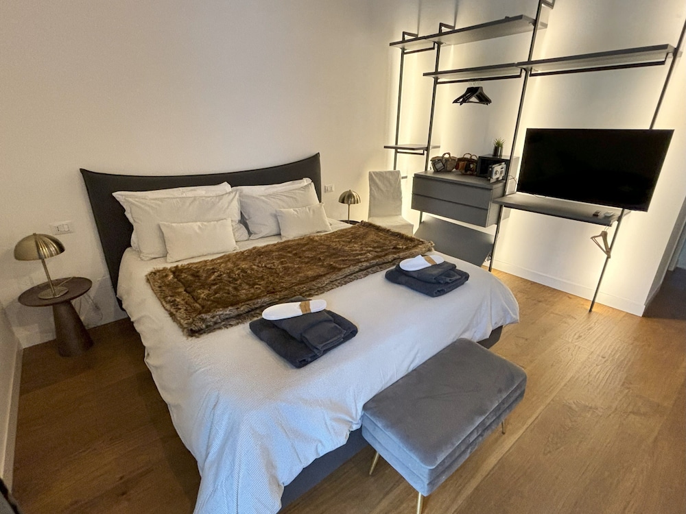 Panoramic Suite, 1 King Bed with Sofa bed, Non Smoking, City View