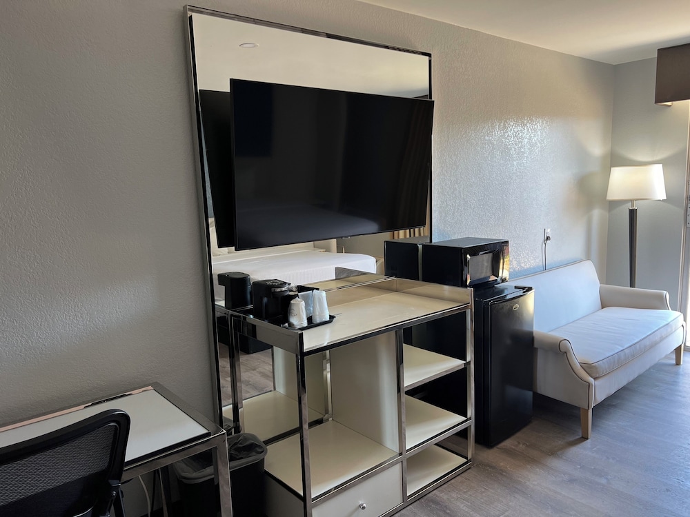 Standard Room, 2 Queen Beds, Accessible - Photo 3