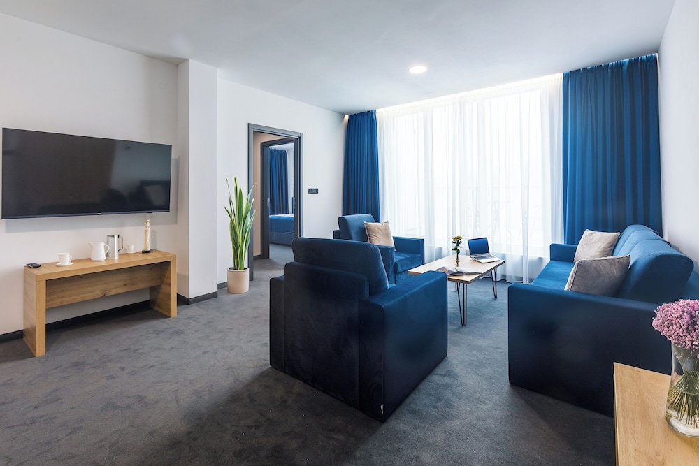 Panoramic Studio Suite, Balcony, Mountain View photo 3