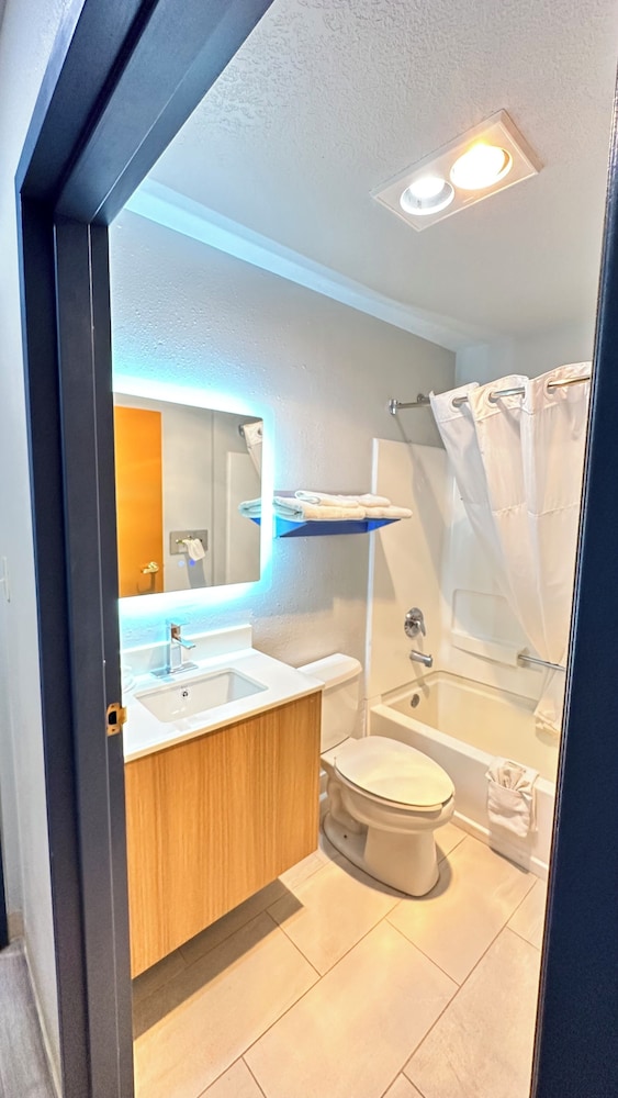 Standard Room, 1 Queen Bed - Photo 3