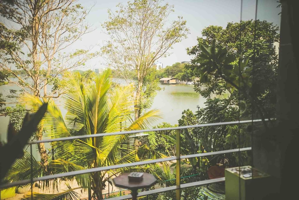 Royal Suite, 1 King Bed, Balcony, Lake View photo 2
