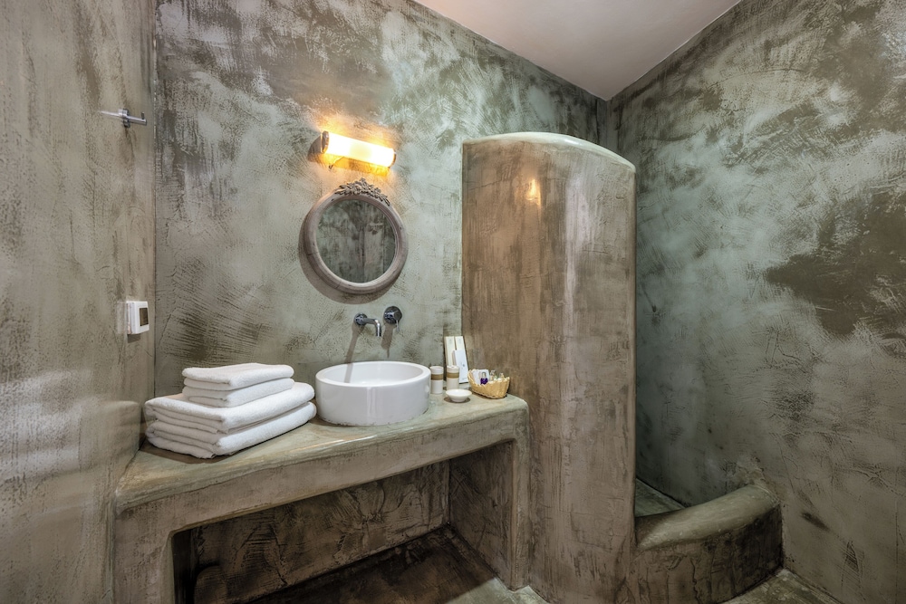 Superior Room with outdoor Hot Tub and Garden View - Photo 5