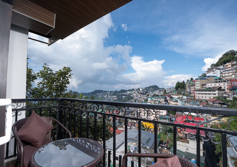 Premium View Room with Balcony & Bathtub - Photo 7