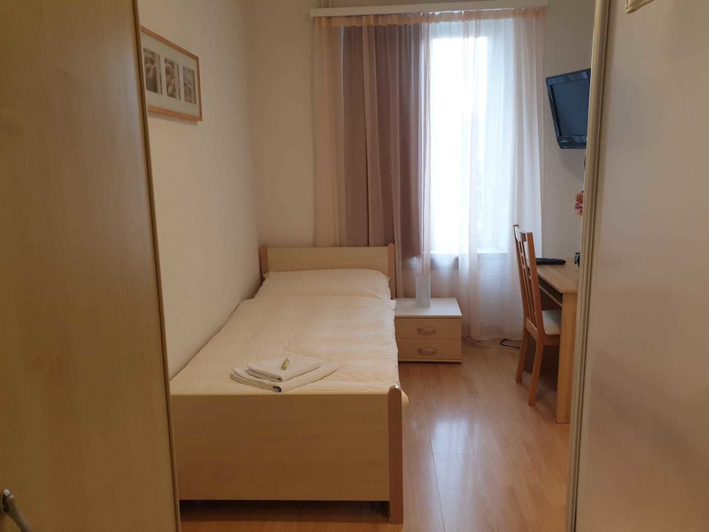 Single Room, Shared Bathroom photo 2