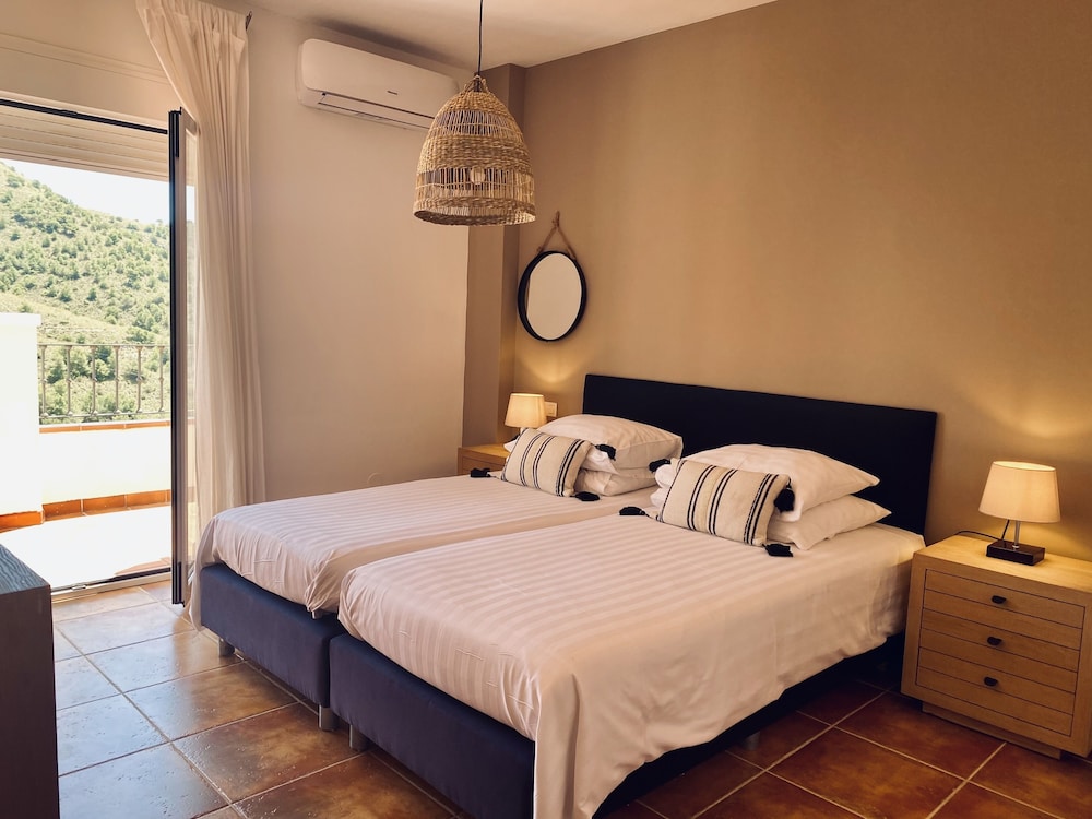 Deluxe Suite, Multiple Beds, Non Smoking, Mountain View