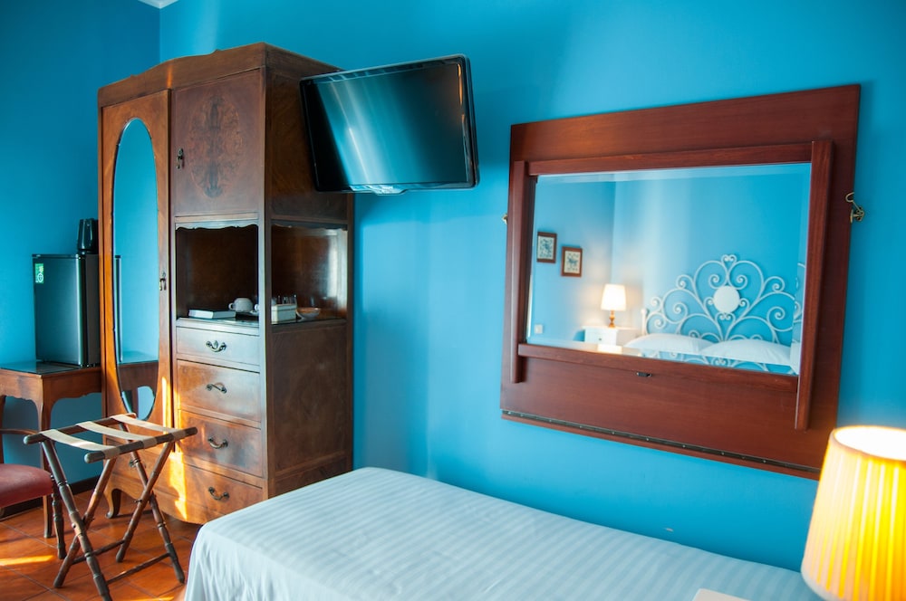 Basic Triple Room, Balcony, City View - Photo 2