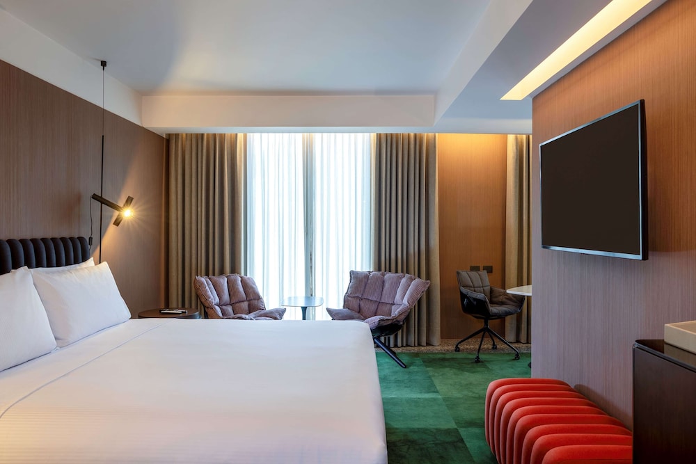 Deluxe Suite, 1 King Bed photo 3