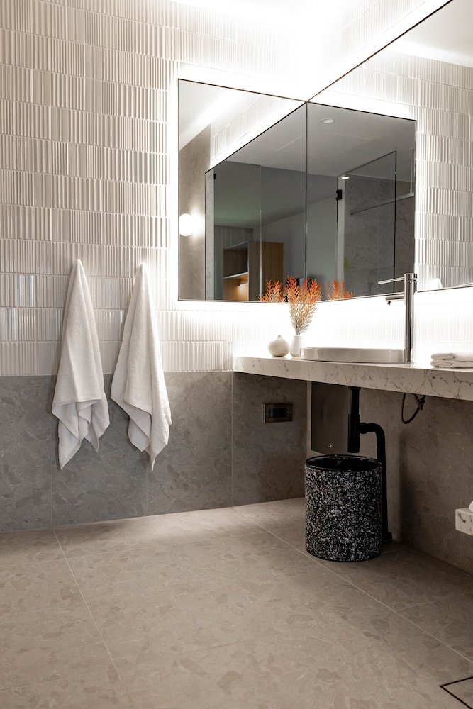 Accessible Queen Room thumbnail 6