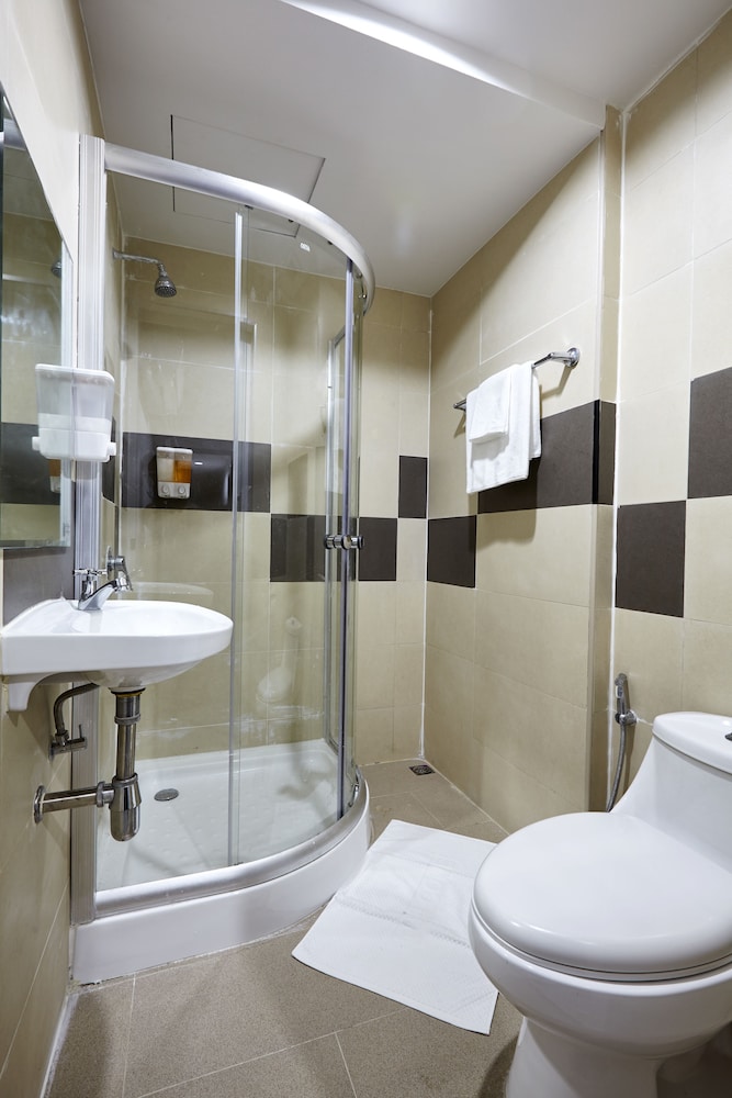 Economy Double Room, 1 Queen Bed, Ensuite photo 3
