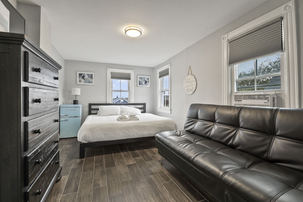 Double Room, Private Bathroom (Southern Exposure Room)