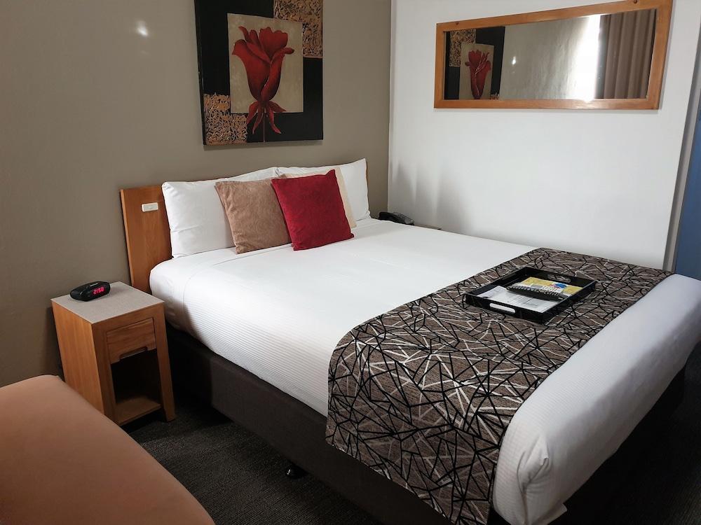 Executive Room, 1 Queen Bed, Non Smoking (Walk-in Shower) photo 3