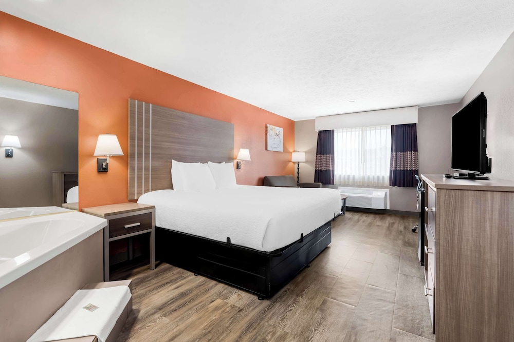 Standard Room, 1 King Bed, Non Smoking, Jetted Tub photo 1
