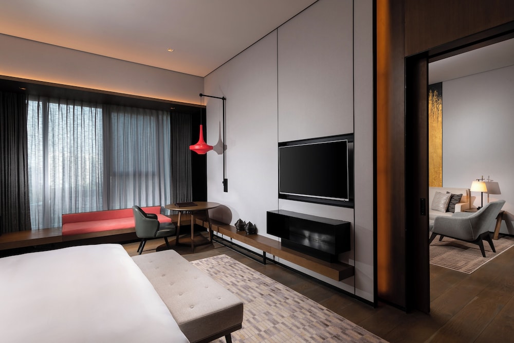 Deluxe Suite, 1 King Bed, Garden View photo 3