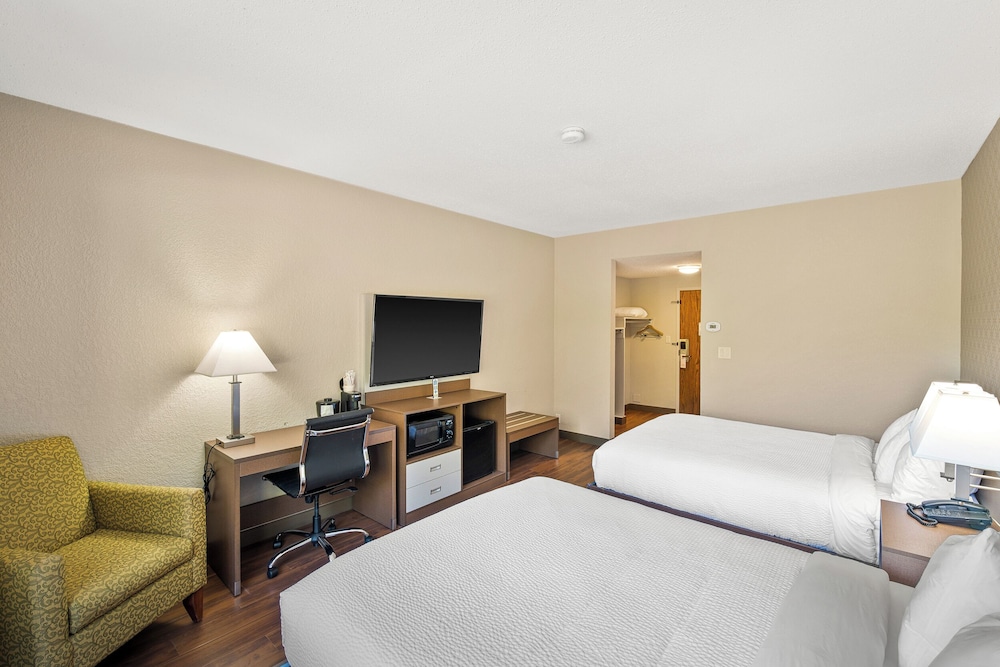 Standard Room, 2 Queen Beds, Mobility Accessible, photo 6