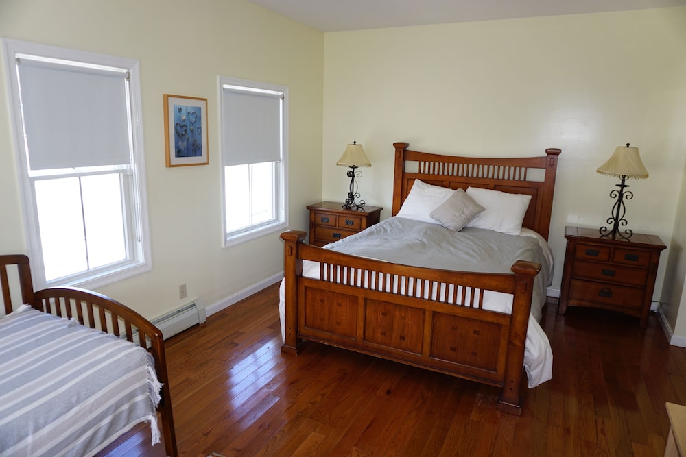 Room 4: Queen bed, twin day bed, private bath photo 1