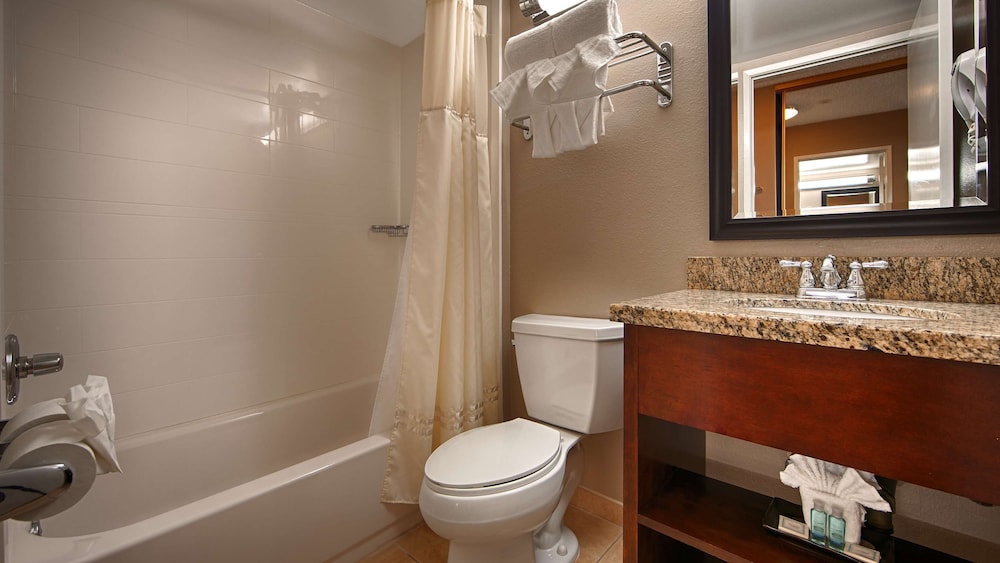 Suite, 2 Queen Beds, Non Smoking, Refrigerator & Microwave - Photo 3