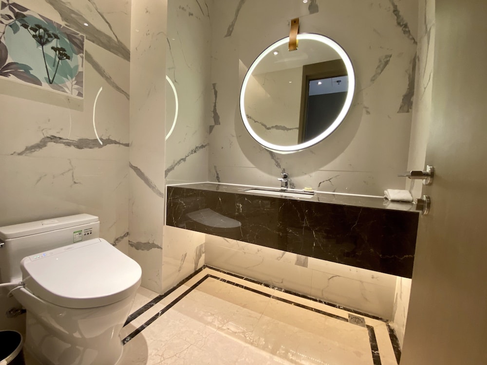 Suite, 1 King Bed, Lake View - Photo 10